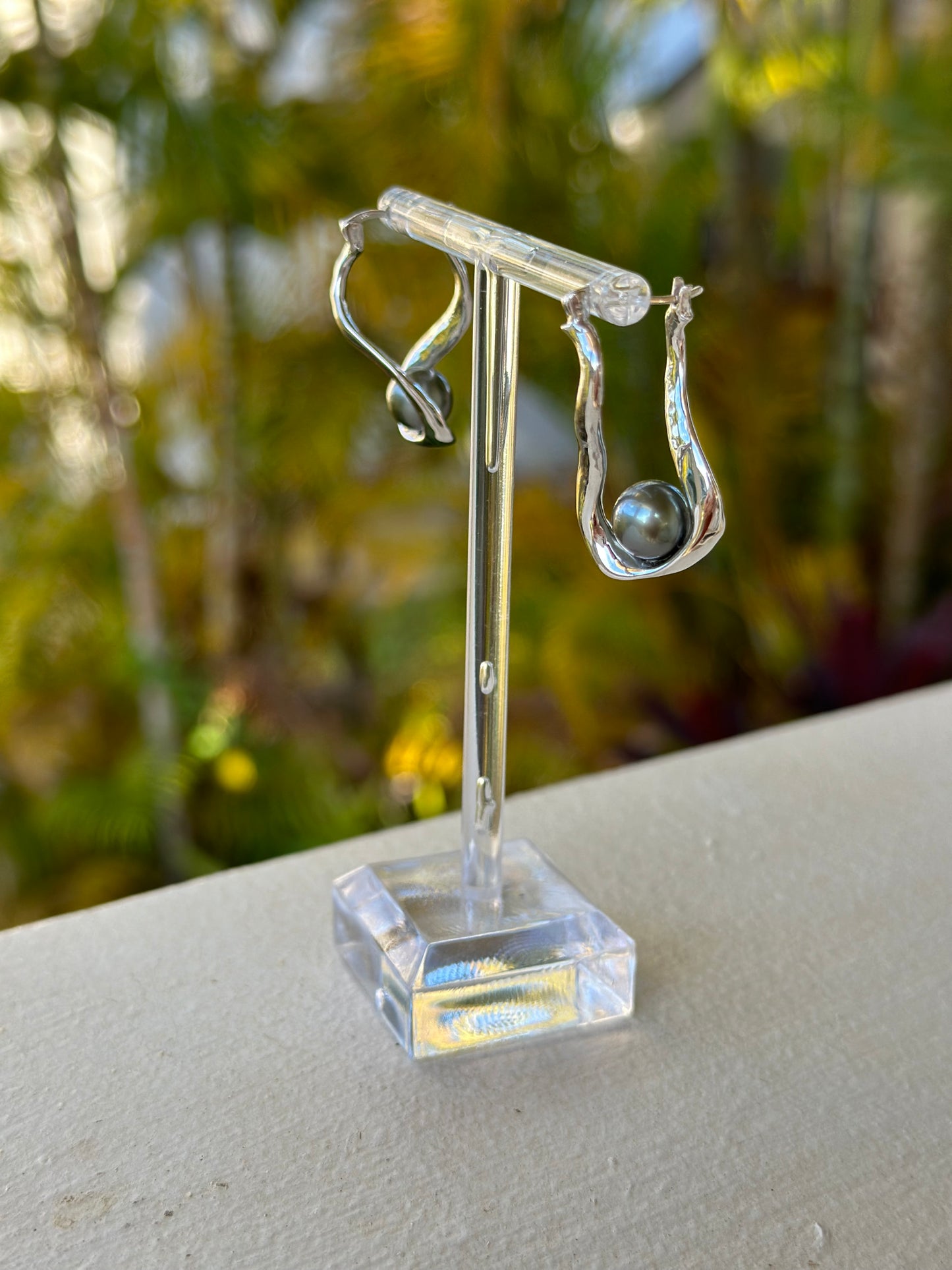 Figure 8 Twist Tahitian Pearl Earring