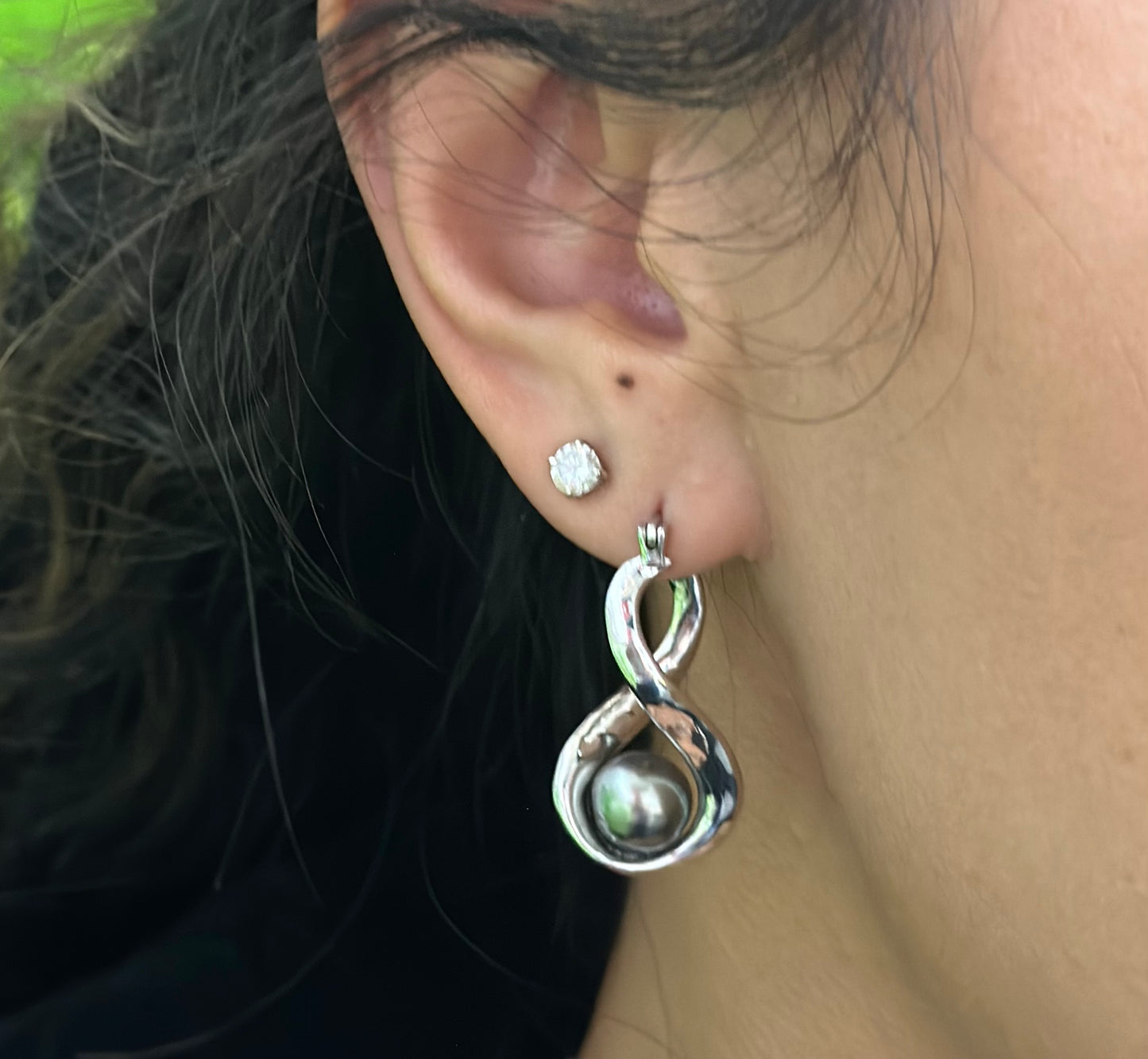 Figure 8 Twist Tahitian Pearl Earring