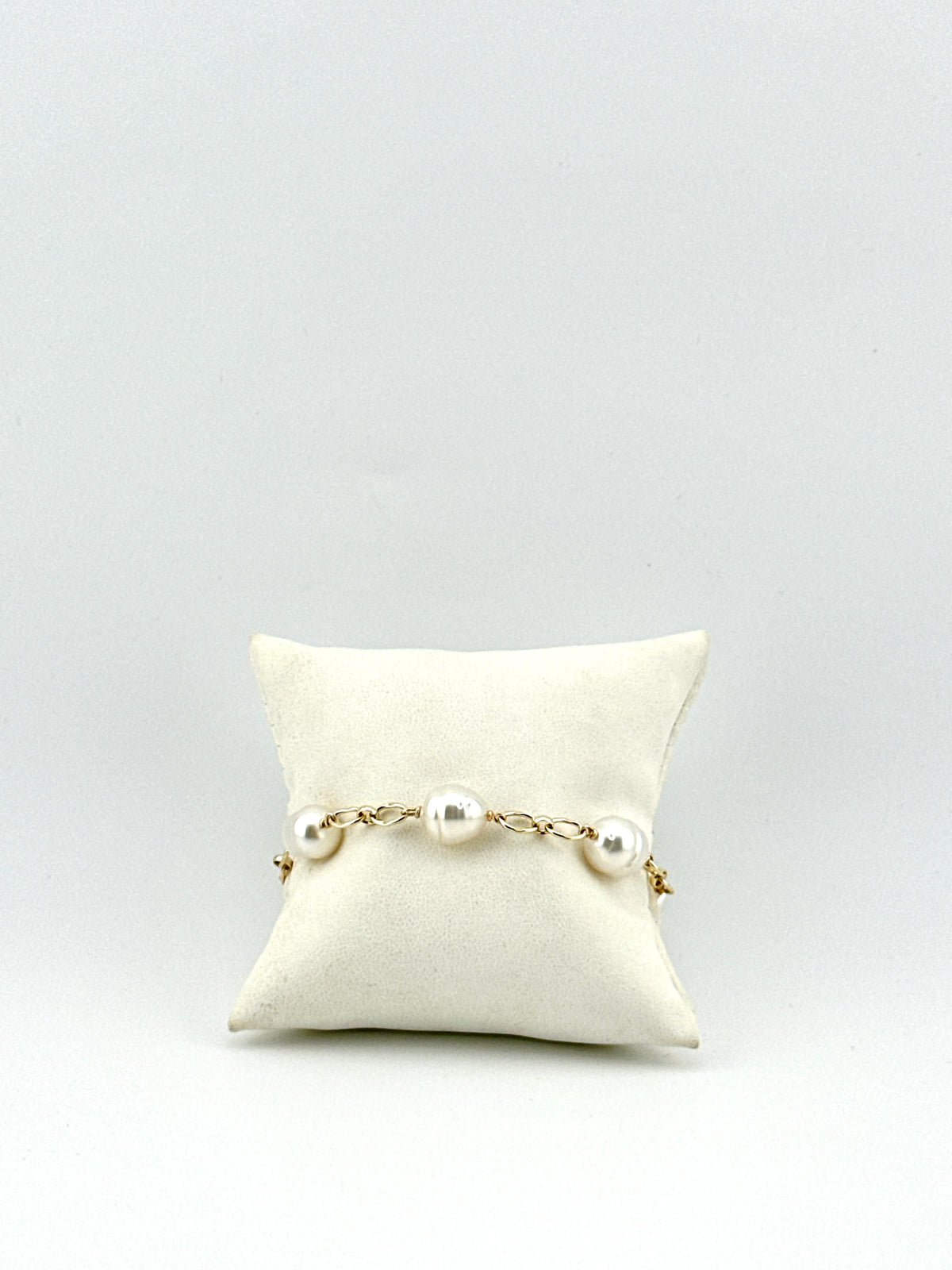 White South Sea Station Bracelet